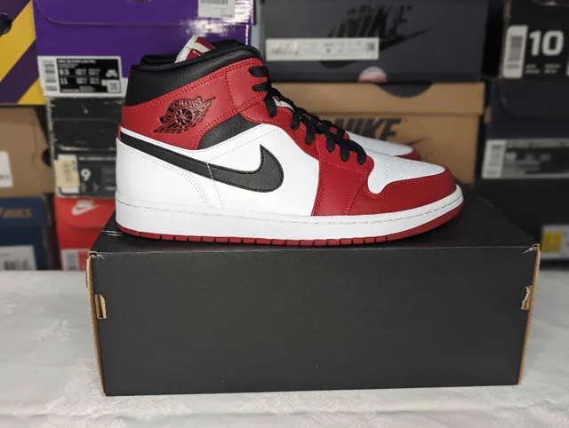 DS Air Jordan "Chicago" Retro 1 Mid - Size 9.5 thumbnail