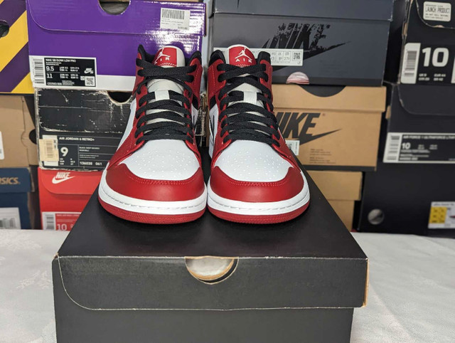 DS Air Jordan "Chicago" Retro 1 Mid - Size 9.5 - photo 2