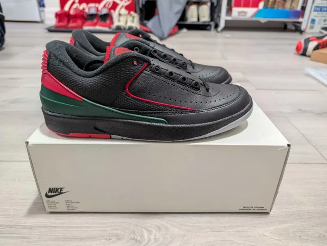 DS Jordan "Christmas" 2 Low - Size 9.5 thumbnail