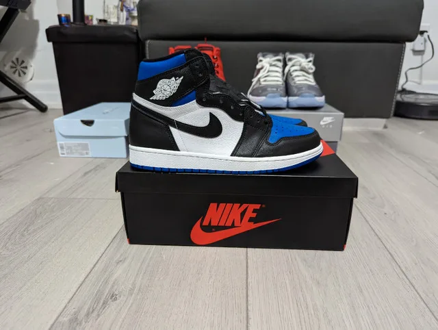 DS Air Jordan "Royal Toe" 1 OG High - Size 9 thumbnail
