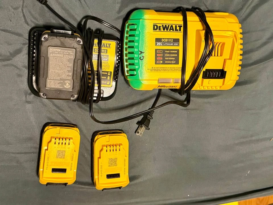 DeWalt 20V MAX Battery and Charger Set - photo 2