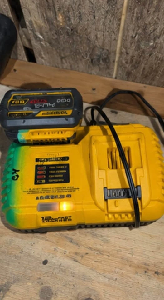 DeWalt 20V MAX Battery and Charger Set - photo 3