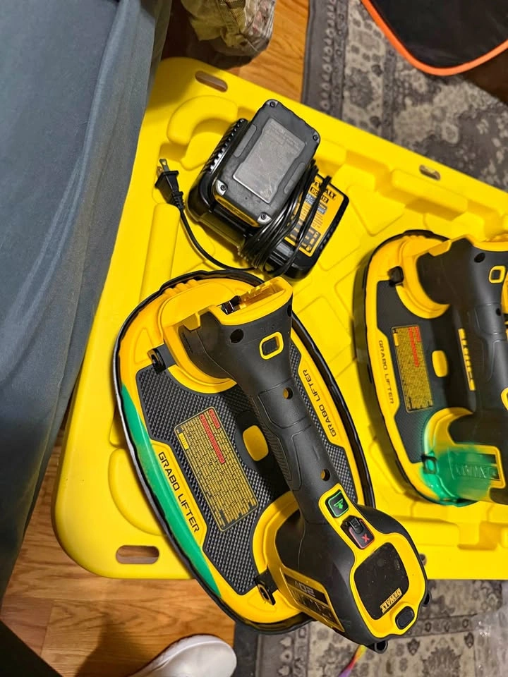 Grabo Lifter with DeWalt Battery and Charger