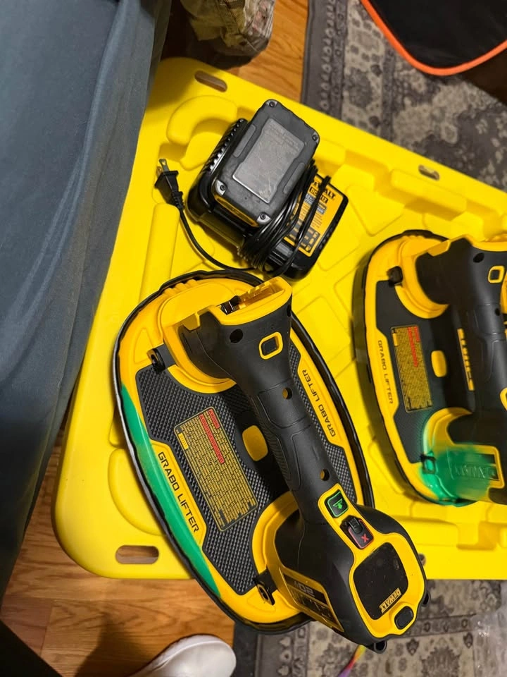 Grabo Lifter Vacuum Suction Cup Set with DeWalt Batteries - photo 2