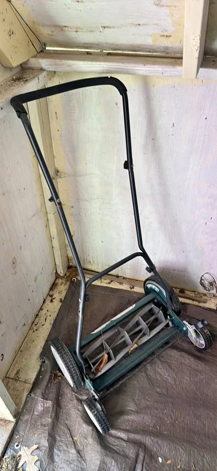 Manual lawnmower