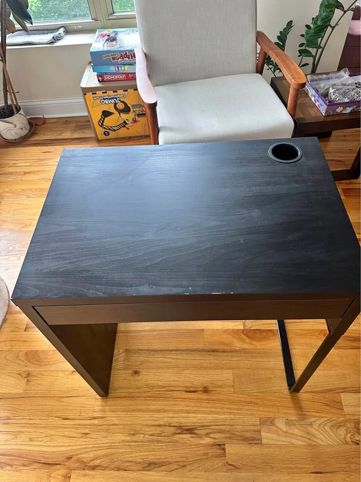 Black Desk