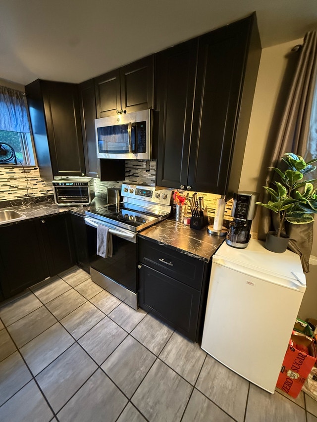 Private Room | All-Inclusive 1,300 Sq Ft Suite | Allendale - photo 2