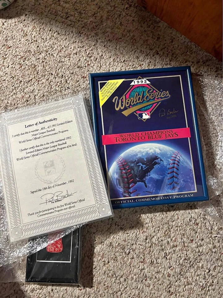 1992 World Series Program Signed by Pat Borders #415/1992