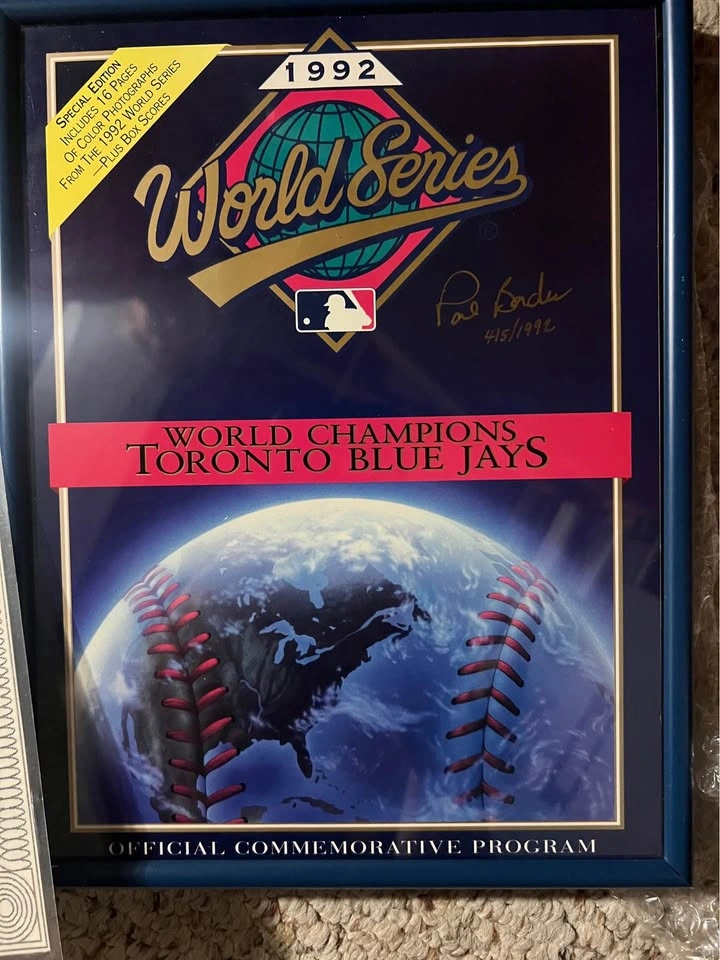 1992 World Series Program Signed by Pat Borders #415/1992 - photo 3