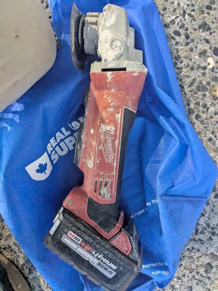 Milwaukee M18 4.5in Disc grinder with high output xc 6.0 battery