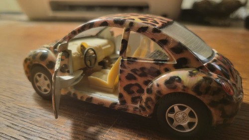 Kinsmart 1:32 Volkswagen New Beetle Diecast Car Leopard Print - photo 3