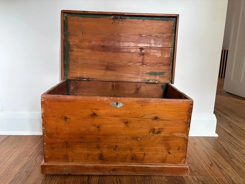 Antique wood blanket box - photo 4