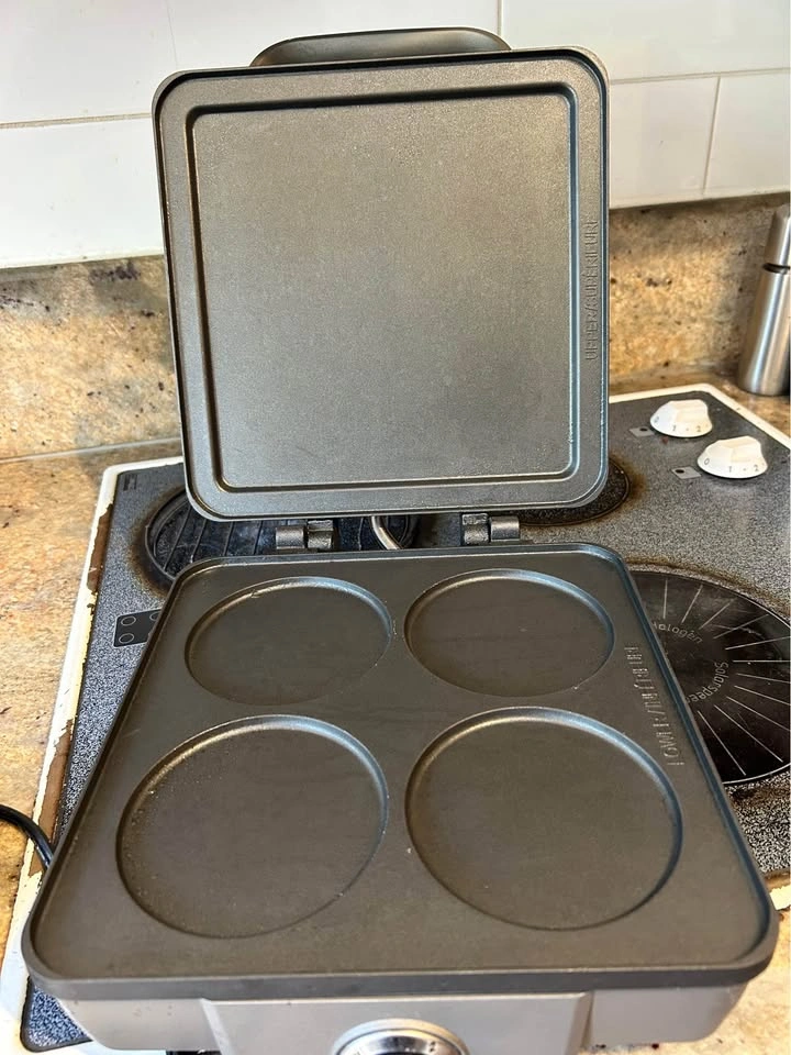 Cuisinart Griddler waffle maker pancake maker - photo 2