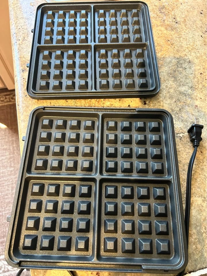 Cuisinart Griddler waffle maker pancake maker - photo 3