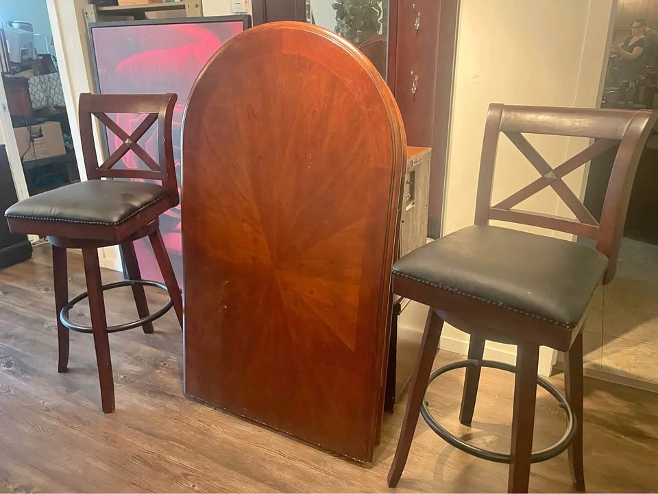 Beautiful kitchen table and chairs