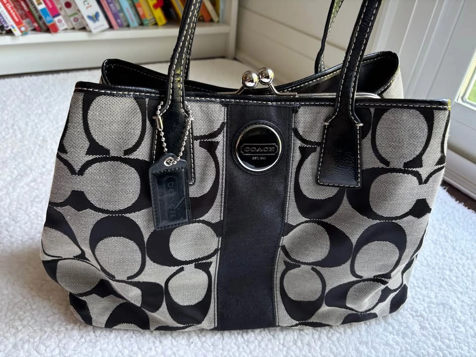 Coach Vintage Y2K Black Signature Canvas Tote Bag Kisslock - photo 4