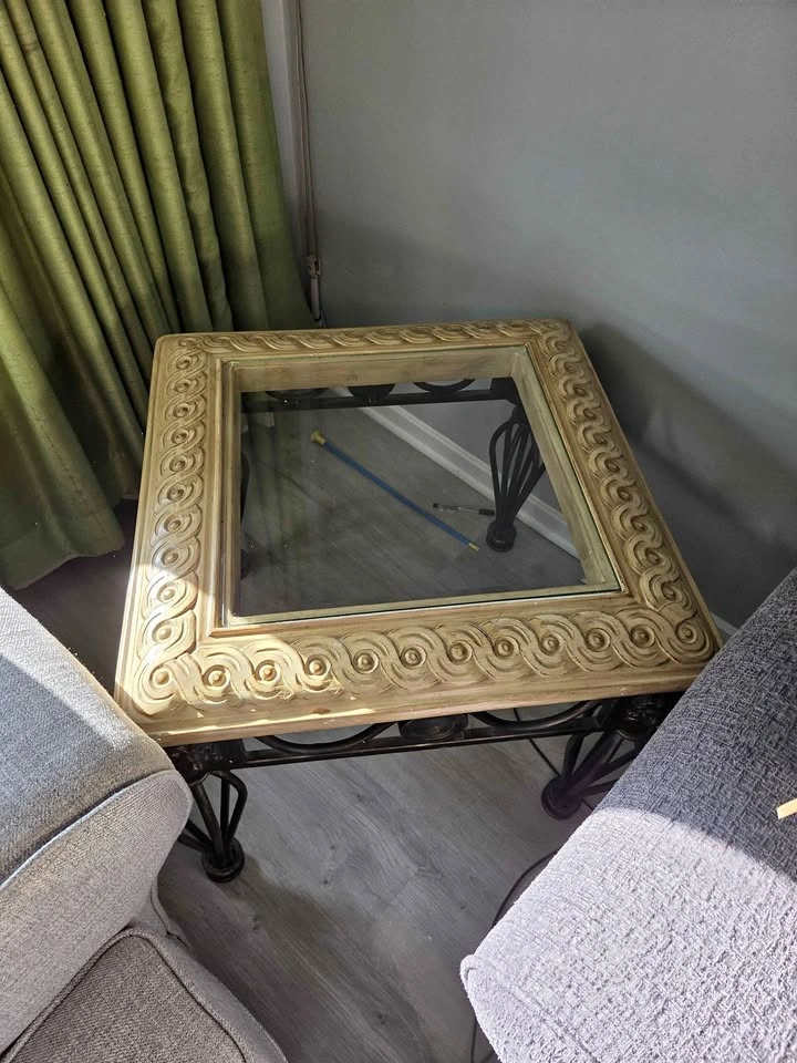 Corner table