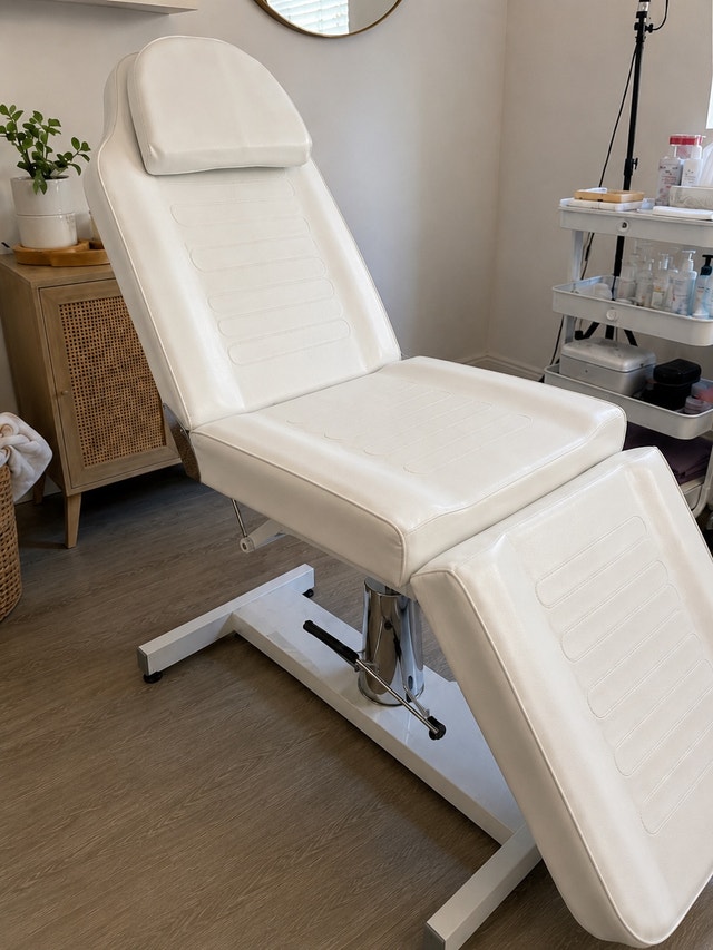 Hydraulic Esthetician / Lash / Tattoo Chair – Full Size - photo 5