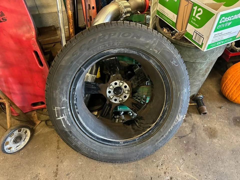 Jaguar 19 inch rims and Pirelli Scorpion Winter Tires - photo 4