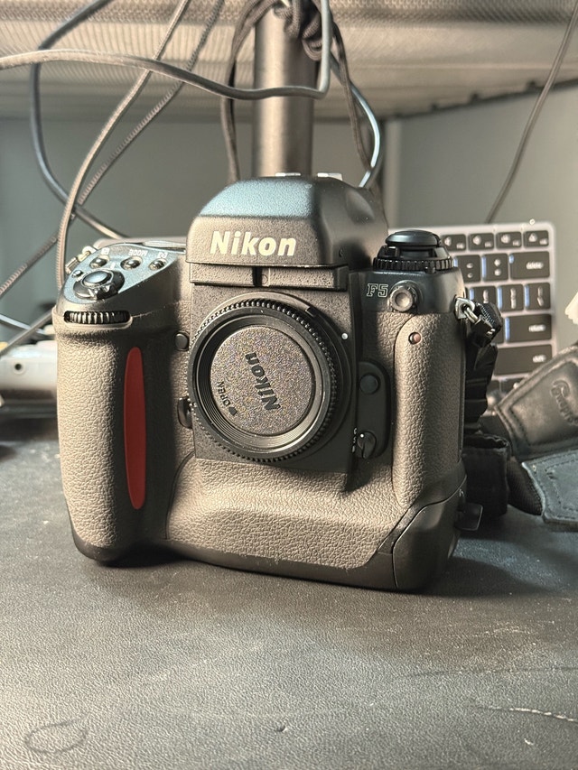 Nikon F5 SLR camera - photo 2