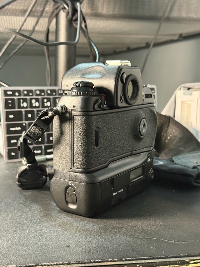 Nikon F5 SLR camera - photo 4