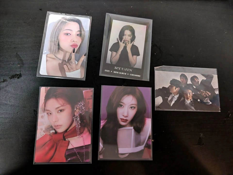 Kpop photocards - Itzy and The Rose