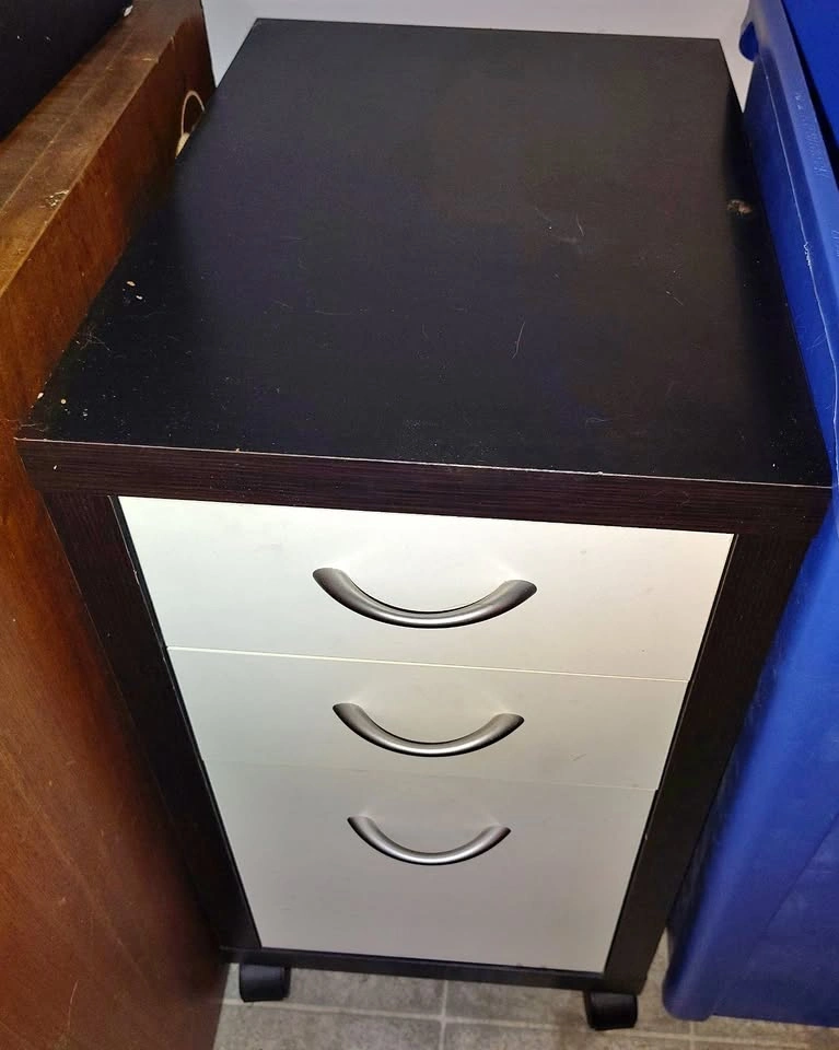 Desk drawer pedestal on casters