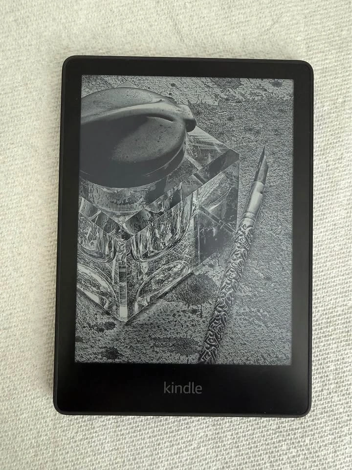 Kindle Paperwhite 11th Gen (16 GB) - Good Condition!