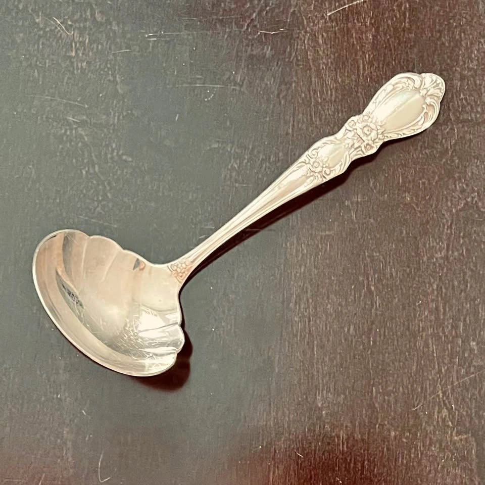 Vintage 1847 ROGERS BROS. Heritage Silver-plate Gravy Ladle