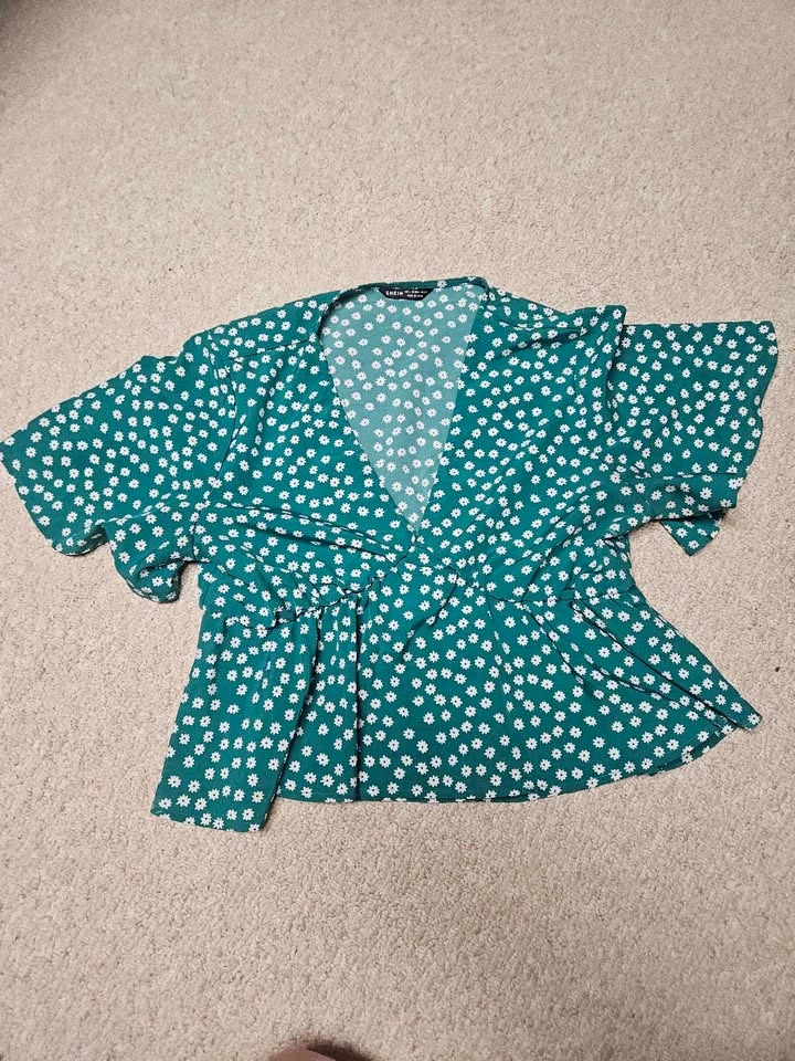Womens shirts - Size Large - photo 3