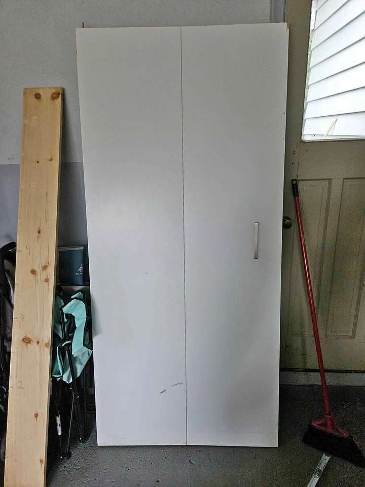 Bi-folding closet door