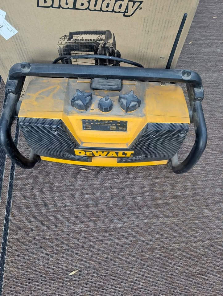 DeWalt DW911 rugged radio