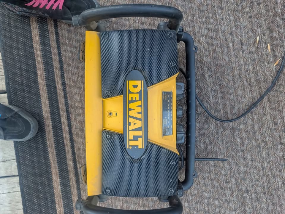 DeWalt DW911 rugged radio - photo 2