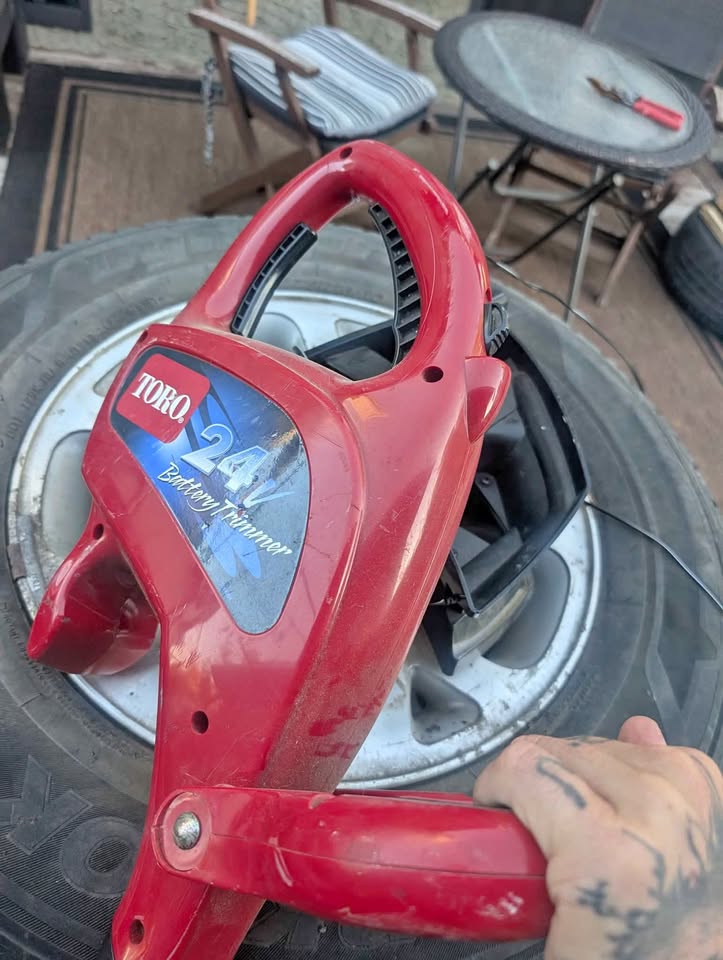 Toro 24 volt Cordless weedwacker