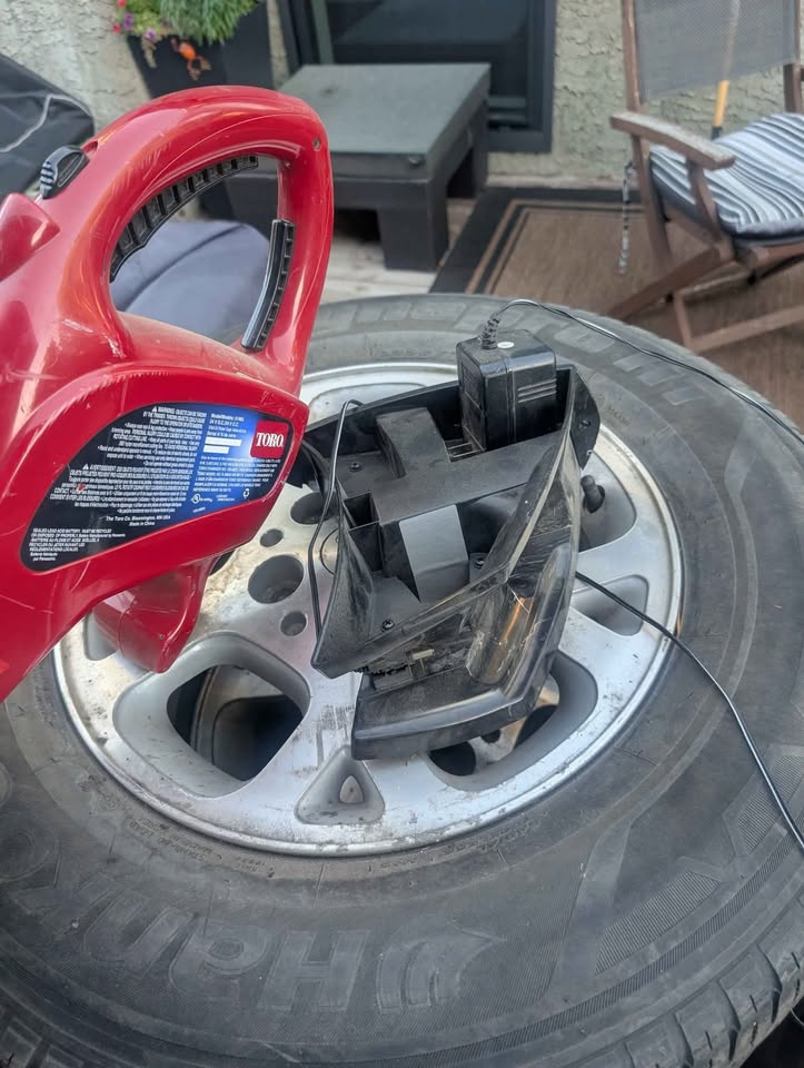 Toro 24 volt Cordless weedwacker - photo 3