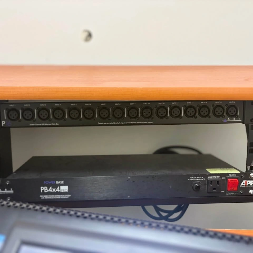 Apex studio desk with built in PB4x4 pro (Power base) - photo 2