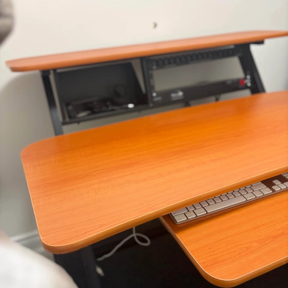 Apex studio desk with built in PB4x4 pro (Power base) - photo 4