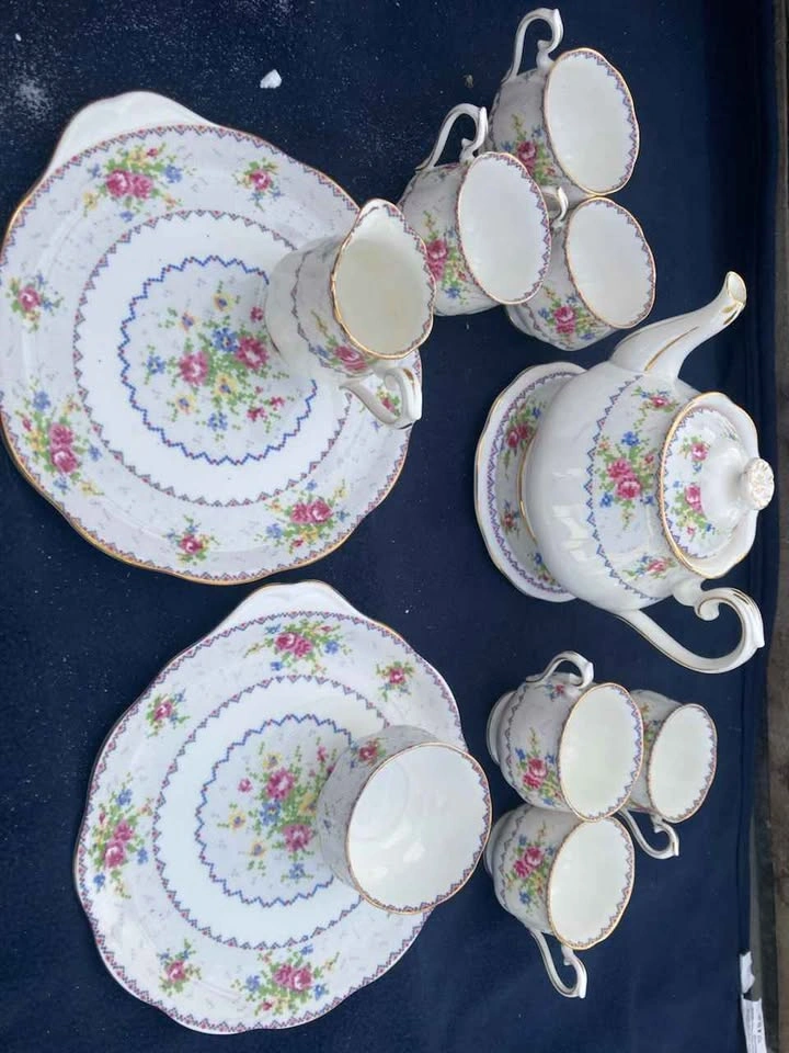 1930 vintage Royal Albert Petit Point bone china sets - photo 2