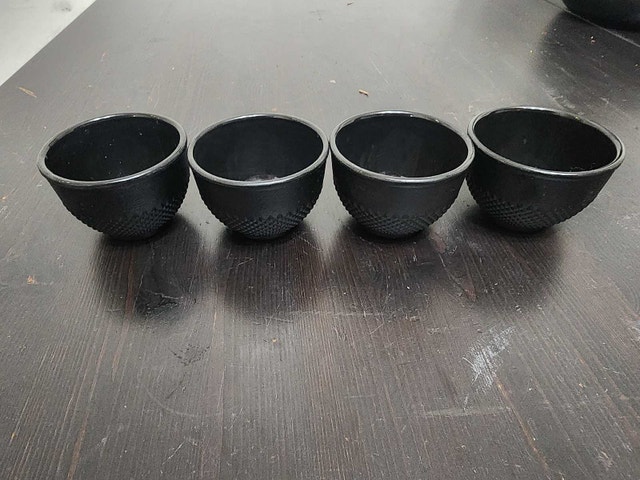 4 cast iron tea pials