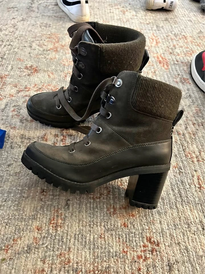 UGG high heeled 7.5 boots