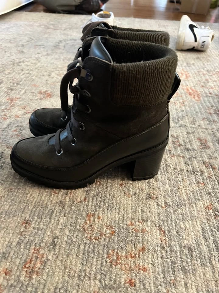 UGG high heeled 7.5 boots - photo 2