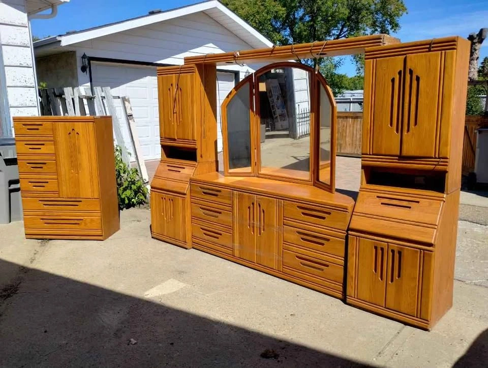 Gorgeous Vintage 10 piece King size bedroom suite - photo 3