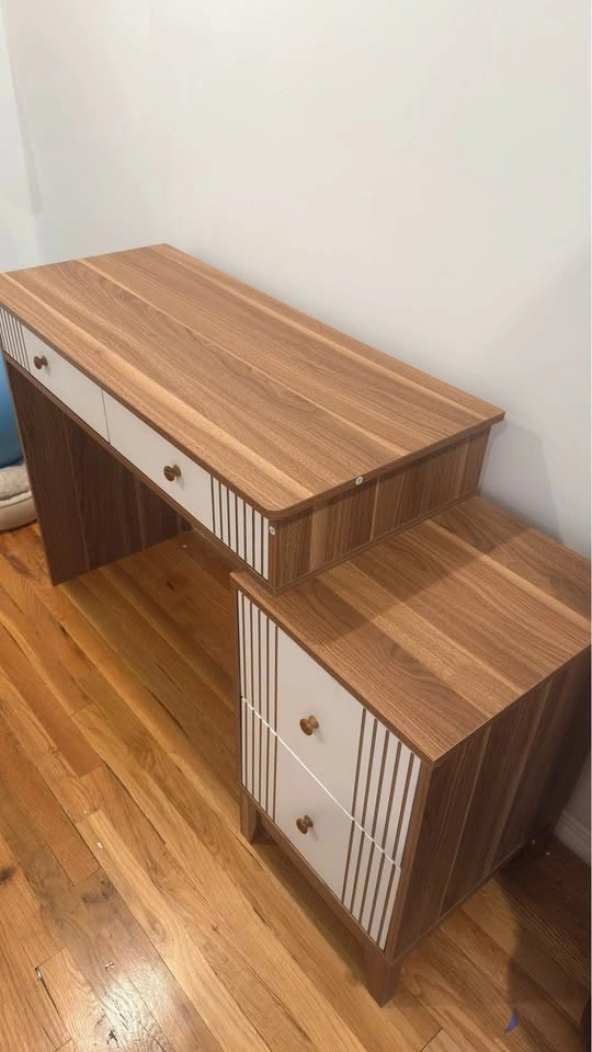 Desk - photo 2