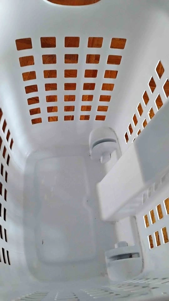 Laundry basket with handle