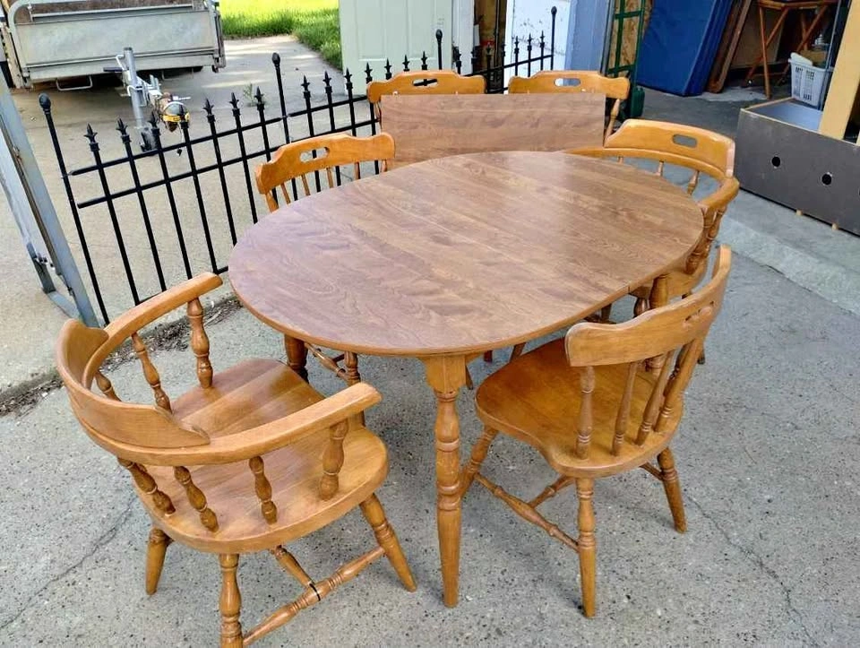 Excellent condition retro oak table and chairs