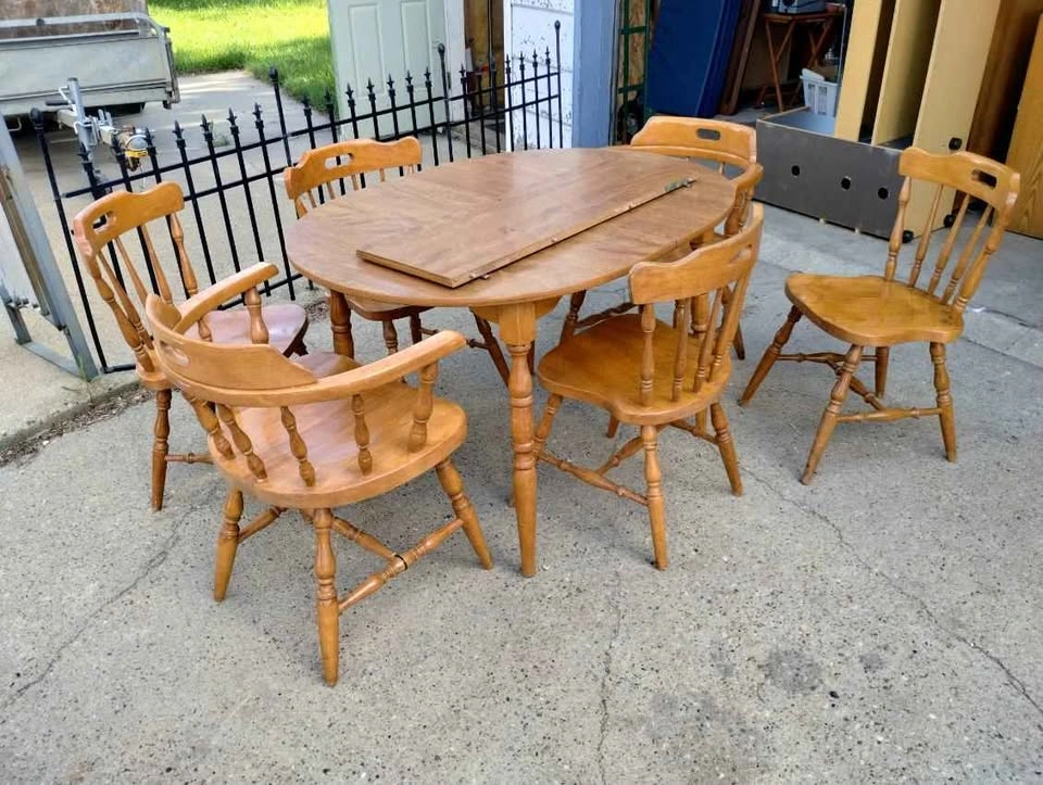Excellent condition retro oak table and chairs - photo 2