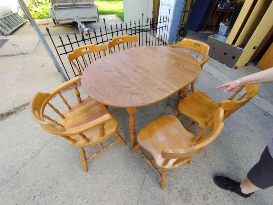 Excellent condition retro oak table and chairs - photo 3