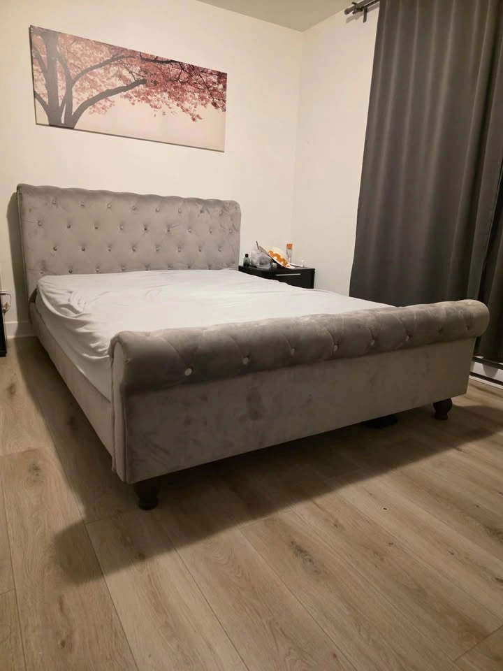 Structure bedframe in gray