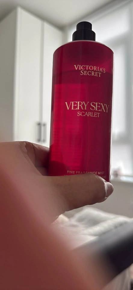 Victoria's Secret Very Sexy Scarlet Fine Fragrance Mist - photo 2