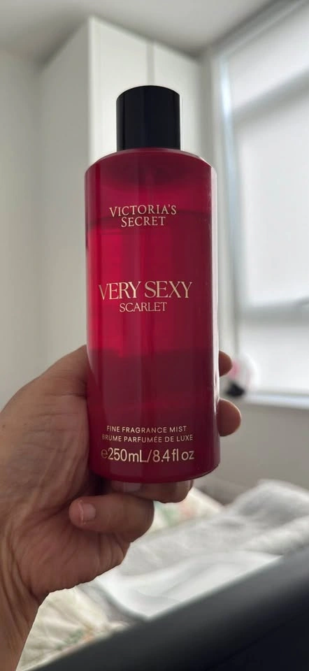 Victoria's Secret Very Sexy Scarlet Fine Fragrance Mist - photo 3